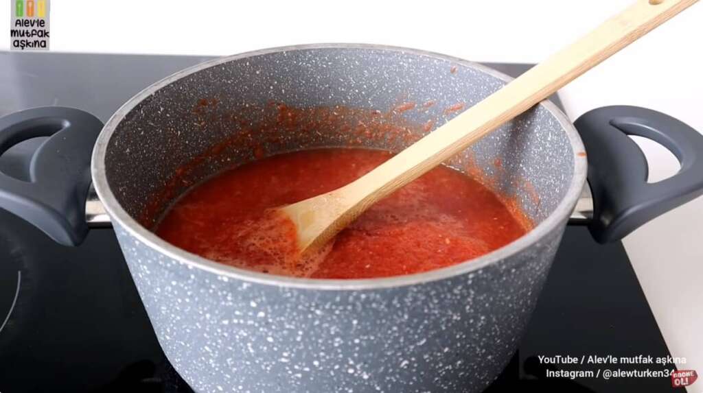 köfte için domates sos hazırlama
